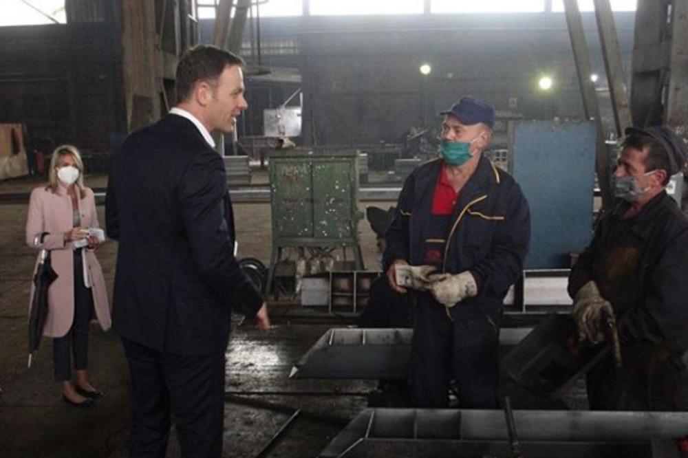 MINISTAR MALI S PRIVREDNICIMA NA JUGU SRBIJE: Više od 5,5 miliona građana dobilo 100 evra!