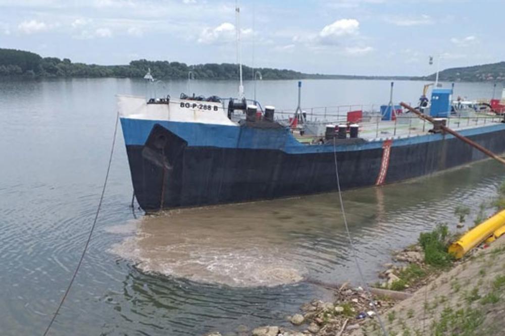 AU, ŠTA RADE LJUDI! Kod Ade Huje ispuštene nepoznate materije, DUNAV NAM JE SKROZ PROMENIO BOJU (VIDEO)