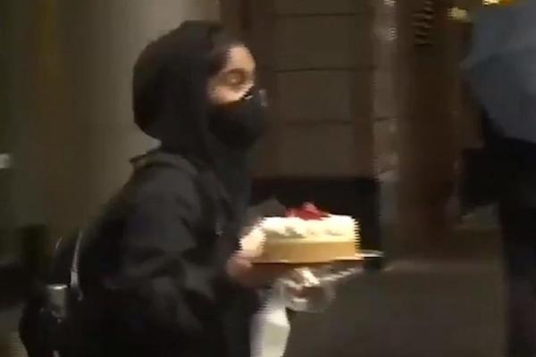 USRED HAOSA U AMERICI OVA ŽENA JE URADILA NEŠTO NEREALNO! Svi su u nju blenuli otvorenih usta (VIDEO)