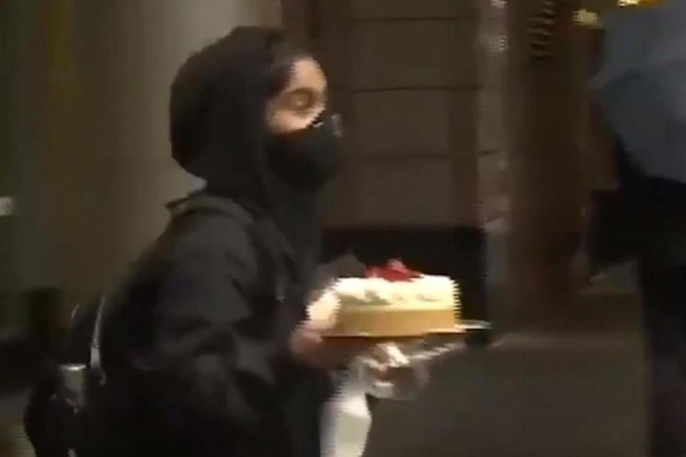 USRED HAOSA U AMERICI OVA ŽENA JE URADILA NEŠTO NEREALNO! Svi su u nju blenuli otvorenih usta (VIDEO)