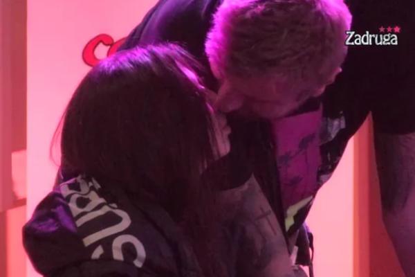 PROCURIO EKSPLICITNI VIDEO, RAZVLALILI TUŠ KABINU: Maja i Janjuš URLALI za vreme žestog odnosa!