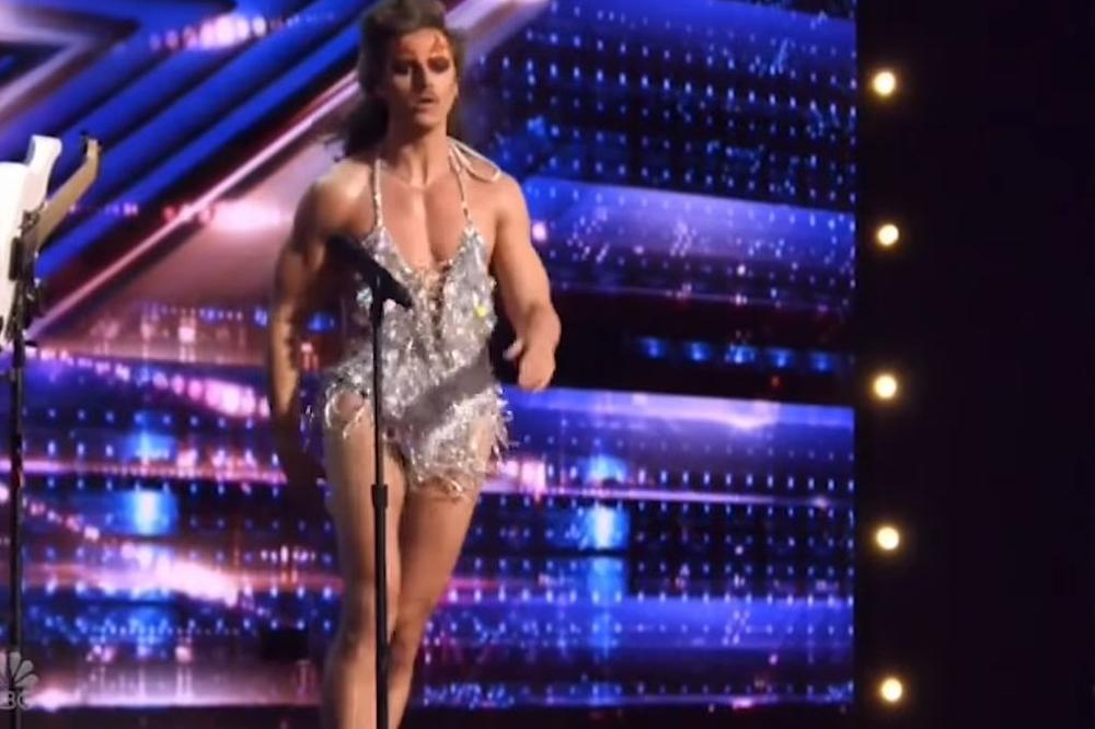 IZAŠAO JE PRED ŽIRI NAŠMINKAN I U SUKNJICI, SVI SU MISLILI DA JE LUD: Ali onda je ZAPEVAO i UZEO GITARU! (VIDEO)