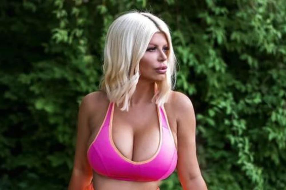 DARA BUBAMARA UŠLA U MORE, PA PODIGLA RUKE! Kada je to uradila ogromne grudi više nisu mogle da se obuzdaju