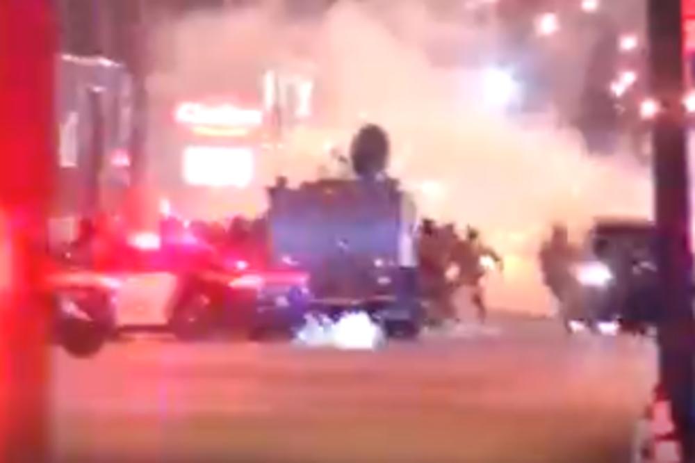 SNIMLJEN JE MOMENAT KAD SU PREGAŽENA DVOJICA AMERIČKIH POLICAJACA: Njihove povrede su STRAVIČNE (VIDEO)