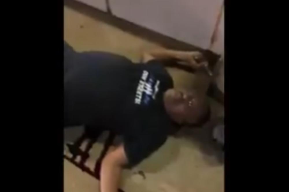 NAJSTRAŠNIJI SNIMAK IZ AMERIKE: Policajac na trotoaru KRVARI NA SMRT, ljudi ga samo snimaju za Fejs! (VIDEO)