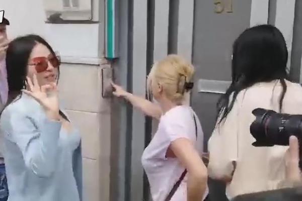 CECA I ANASTASIJA BEZ JAKNE, NA ZIMI, ČEKAJU ISPRED BOGDANINOG PORODILIŠTA! Morate pogledati šta se sve tamo zbiva!