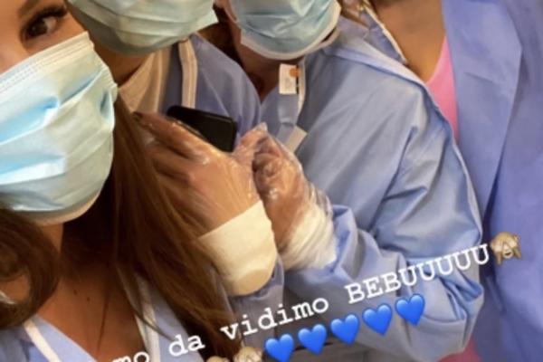 ČEKAMO DA VIDIMO BEBU! Evo ko je sve na fotki u redu ispred Željkovog krevetića!