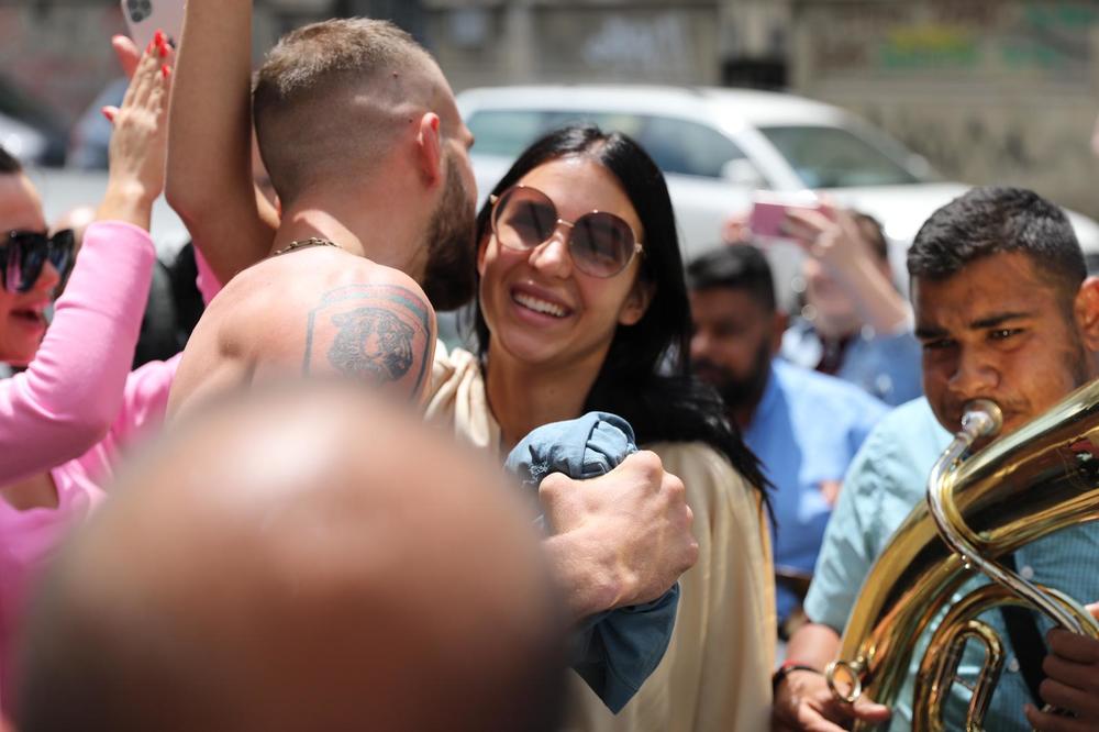 ANASTASIJA NAZDRAVLJA, VESELI SE SA ČAŠOM VINA ISPRED BOLNICE! Prava dama, a mislili su da su na njoj papuče