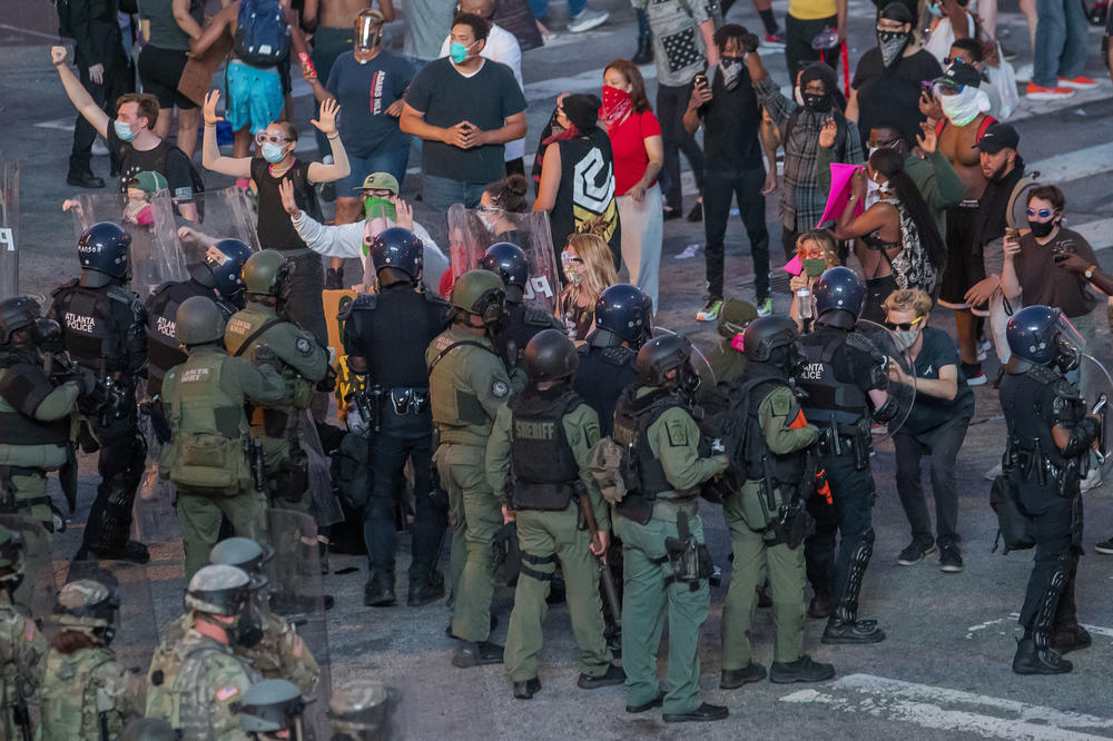 U JAVNOST IZAŠAO SNIMAK KOJI MOŽE DA RAZORI AMERIKU: Skandalozan razgovor policajaca izazvaće BES!