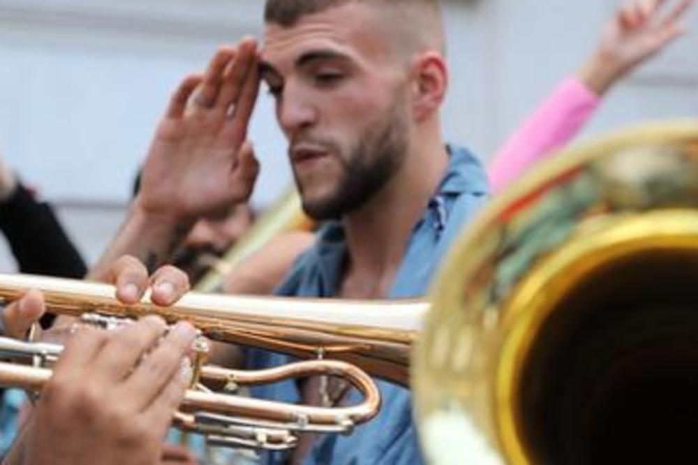 VELJKO SE SKINUO I POKAZAO TETOVAŽU KAO DOKAZ LJUBAVI! Novopečenom tati urezano ime doveka na koži