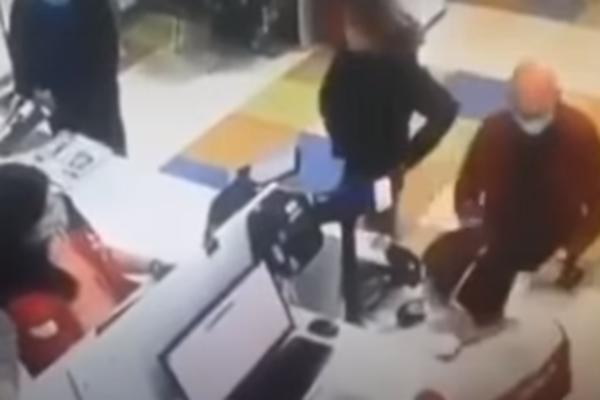 ŽENA UŠLA U POŠTU BEZ MASKE, REKLI JOJ DA IZAĐE: Zatim je uradila nešto što će vas ostaviti BEZ TEKSTA (VIDEO)