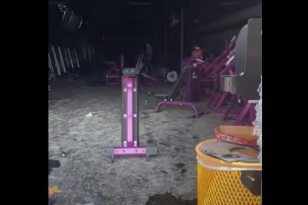 DOK SU DEMONSTRANTI DIVLJALI NA ULICAMA, OVAJ MUŠKARAC IMAO JE PREČA POSLA: Ljude šokiralo ono što je radio (VIDEO)