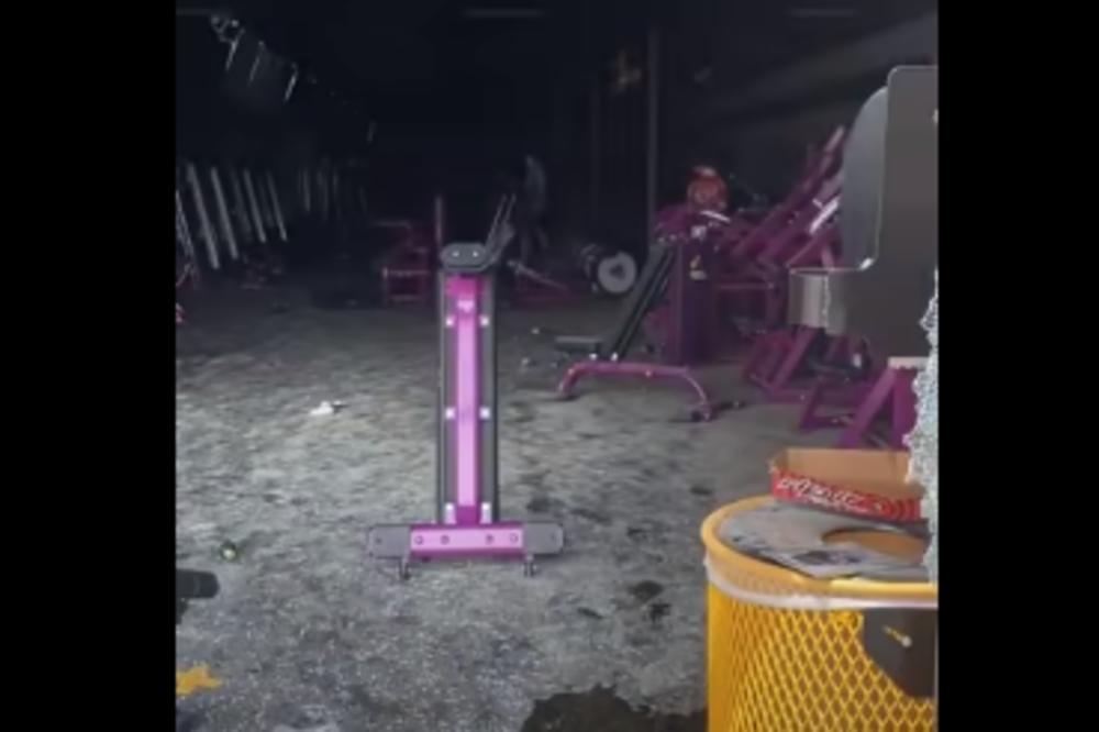 DOK SU DEMONSTRANTI DIVLJALI NA ULICAMA, OVAJ MUŠKARAC IMAO JE PREČA POSLA: Ljude šokiralo ono što je radio (VIDEO)