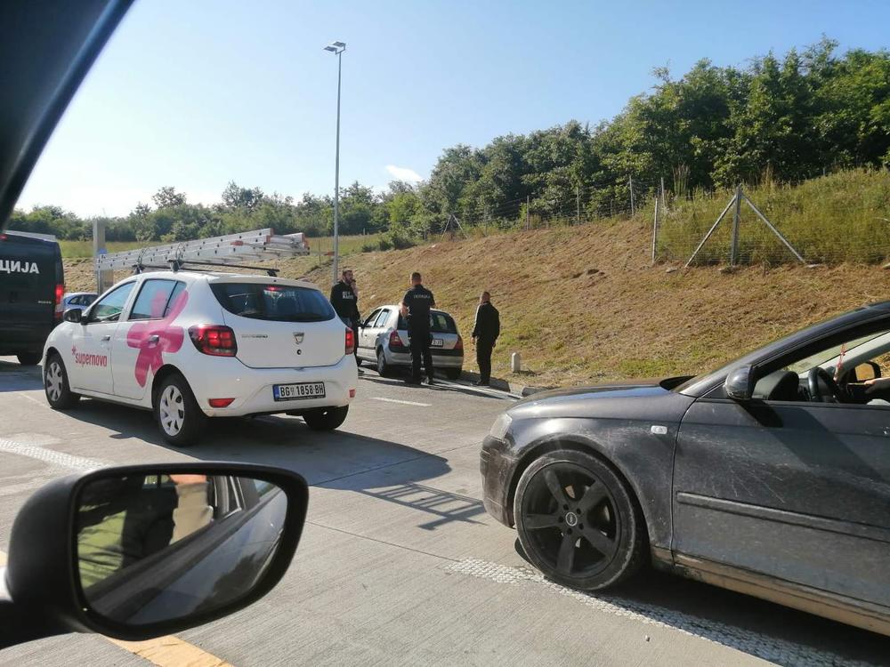 Policajac pomaže Grobarima u Surdulici  