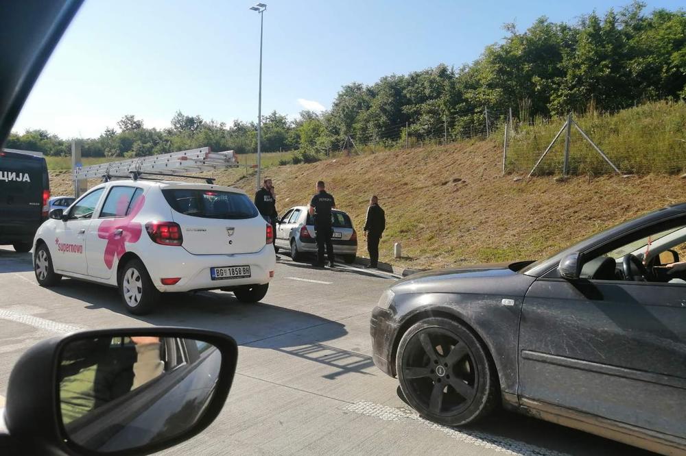 POLICIJA POMAGALA GROBARIMA PRED RADNIK: Na ovoj fotki sve se vidi! (FOTO)