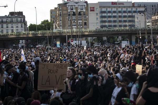NAPETO U PARIZU, NE SMIRUJE SE SITUACIJA: Policija i demonstranti u klinču, scene su jezive! (VIDEO)