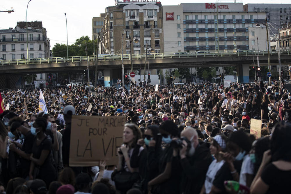 VELIKI NEREDI NA ULICAMA PARIZA: Građani demonstriraju, policija hapsi SVE REDOM! (VIDEO)