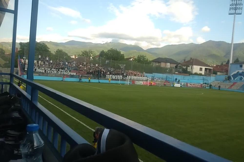 GROBARI SU BESNI: Slaviša Kokeza na žestokom udaru navijača Partizana!