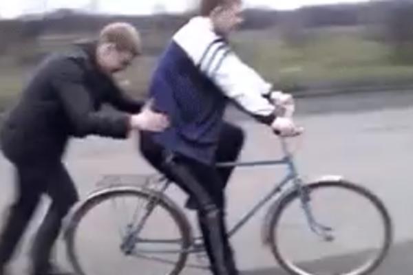 DVA PIJANA RUSA I BICIKL: Ostalo je ISTORIJA! (VIDEO)