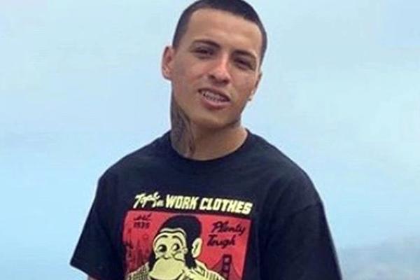 OVO JE MLADIĆ KOGA SU AMERIČKI POLICAJCI UBILI DOK JE KLEČAO: Pored crnaca, SAD JE BESNA I LATINO POPULACIJA!