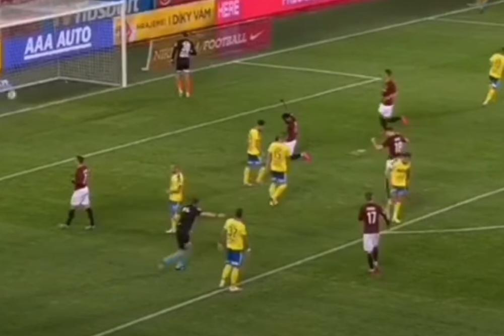 KANGA DAO GOL, PA PAO NA KOLENA: Ono što je uradio je u čast ubijenog Džordža Flojda!