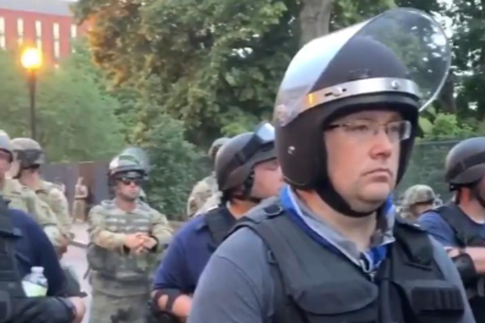 NAORUŽANI DO ZUBA, A BEZ IKAKVE OZNAKE: Tramp na demonstrante poslao MISTERIOZNE VOJNIKE, svi strepe! (VIDEO)