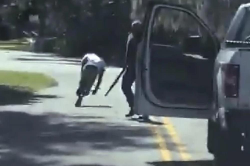 UBILI CRNCA KOJI JE DŽOGIRAO, pa ga vređali dok je ležao i UMIRAO! (VIDEO)