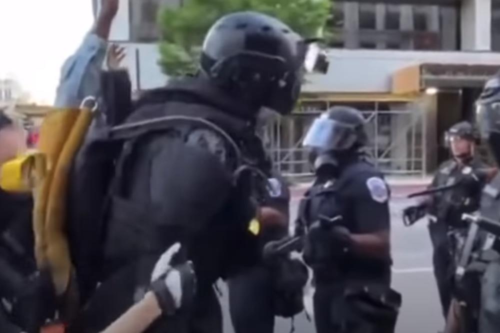 DŽINOVSKI DEMONSTRANT PLAŠIO POLICAJCE NA PROTESTIMA: Niko mu ništa nije mogao (VIDEO)
