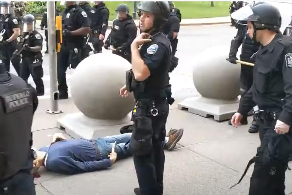 JEDAN STRAVIČAN DETALJ NA SNIMKU IZ AMERIKE NIKO NIJE PRIMETIO: Oborili dedu, pa pokušali nešto UŽASNO (VIDEO)