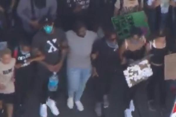 NBA SUPERSTAR PREDVODIO PROTESTE ZBOG SMRTI DŽORDŽA FLOJDA: Možemo samo da mu skinemo kapu zbog ovog gesta!