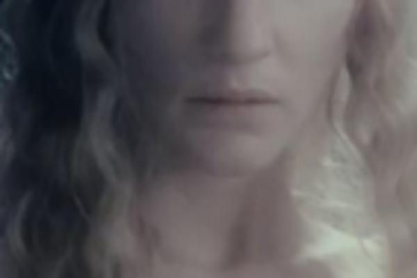 GLUMICA KOJU OBOŽAVATE UNAKAZILA GLAVU! Isekla se motornom testerom!