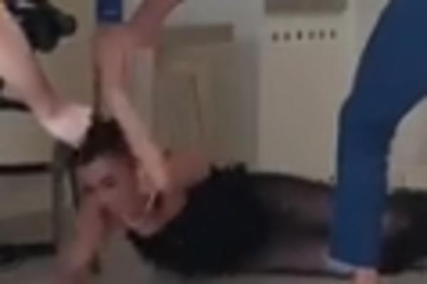 PEVAČICU IZ MODELSICA SNIMALI DOK PROLAZI KROZ JEZIVO NASILJE! Pala je na pod, a onda je on počeo da je vuče!