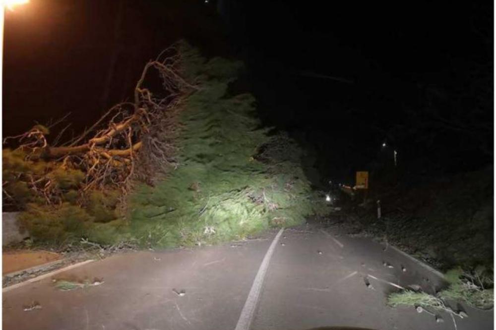 U DALMACIJI SE DESILO EKSTREMNO NEVREME: Bujice napravile HOROR, ne znaju šta ih je snašlo! (FOTO)