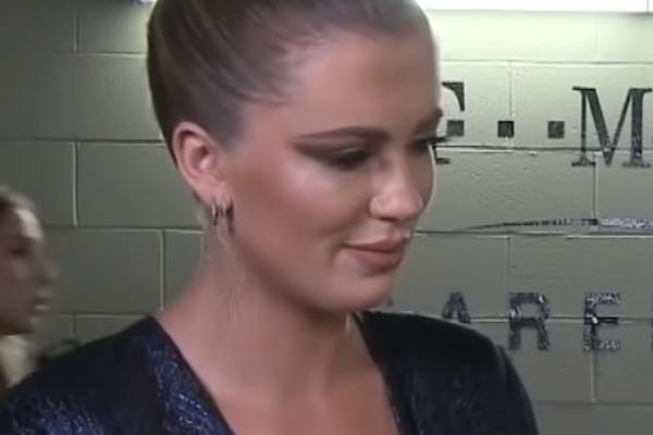 ČUVENI TATA JE MOLI DA SE NE OBLAČI OVAKO, ALI NJU BAŠ BRIGA: Sve joj se vidi! (FOTO)