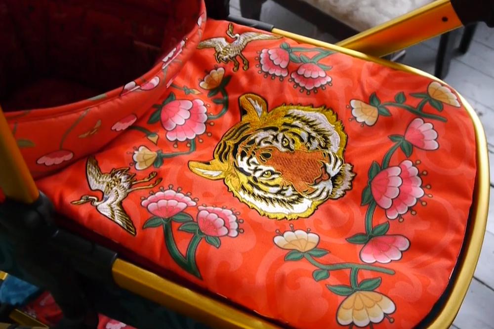 SVI PRIČAJU O NOSILJCI ZA CECINOG UNUKA SA ARKONOVIM OBELEŽJEM! Ona je delo poznate britanske pevačice, ovo je cena