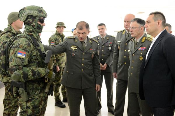 ZA PONOS SRBIJE: Predstavljene nove uniforme pripadnika Vojske Srbije