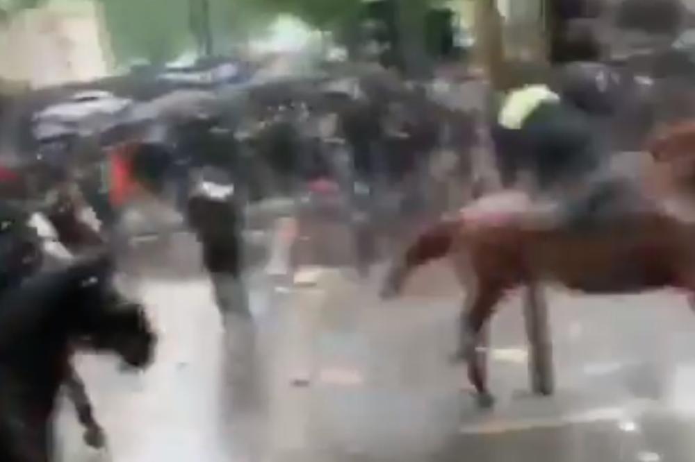 HAOS NA PROTESTIMA: Policajka povređena u Londonu, sudarila se sa semaforom