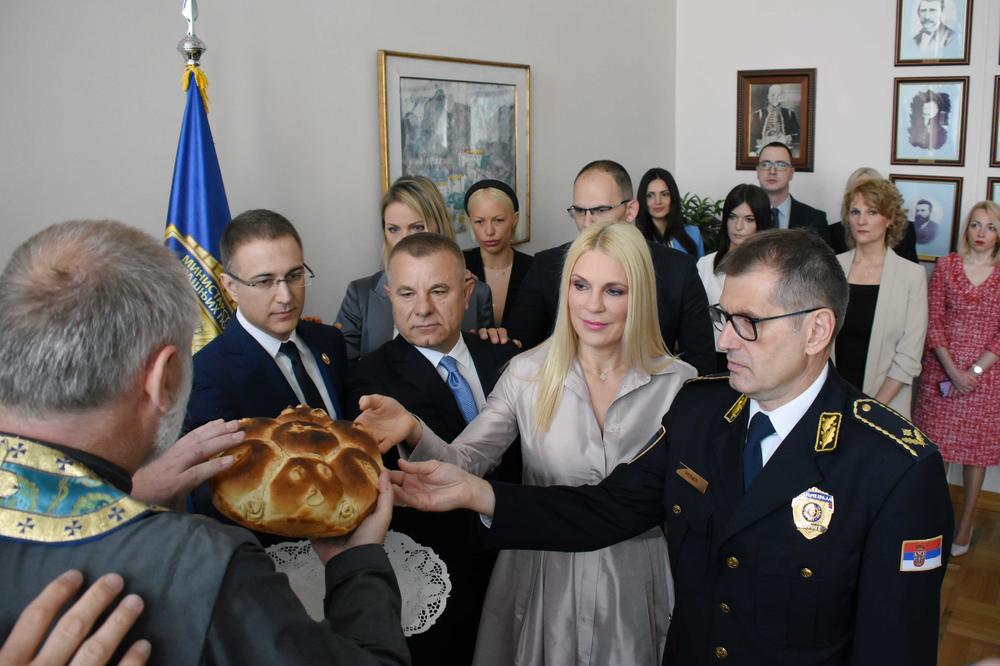 MUP SRBIJE SLAVI SVOJU SLAVU: Svečano su počeli sečenjem kolača