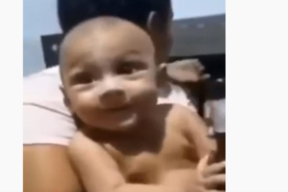 POISTOVETIĆETE SE SA OVOM BEBOM: Od malih nogu zna šta voli (VIDEO)