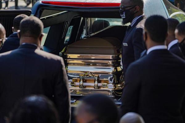 AMERIKA SE OPRAŠTA OD DŽORDŽA FLOJDA: Kovčeg sa telom izložen u Pirlendu gde će biti sahranjen (UŽIVO VIDEO)