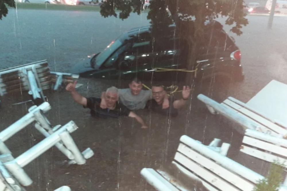 SLIKA IZ BEOGRADA OBIŠLA SVET: Pa ovi nisu normalni, sručilo se nebo na njih, A ONI SE SMEJU! (FOTO)