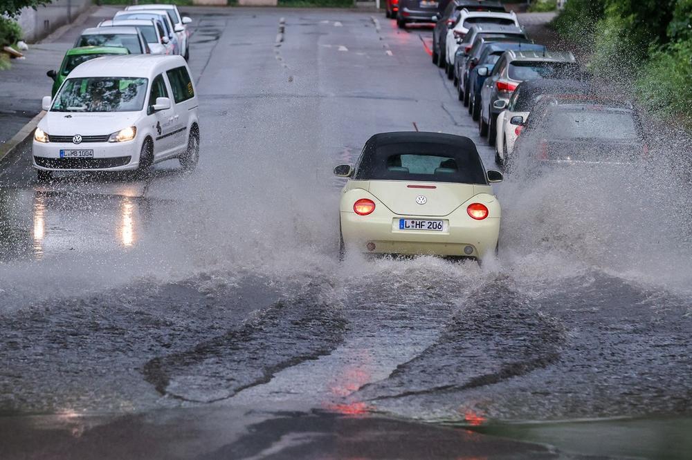 AMSS savetuje opreznu vožnju na ovim deonicama: Opasnost na putevima zbog mogućih odrona i mokrih kolovoza