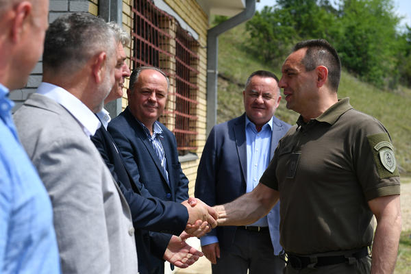 VULIN JE UPRAVO POSMATRAO KAKO DELUJE USAVRŠENO ORUŽJE KOJE IMA VOJSKA SRBIJE: U pitanju je PROTOTIP!