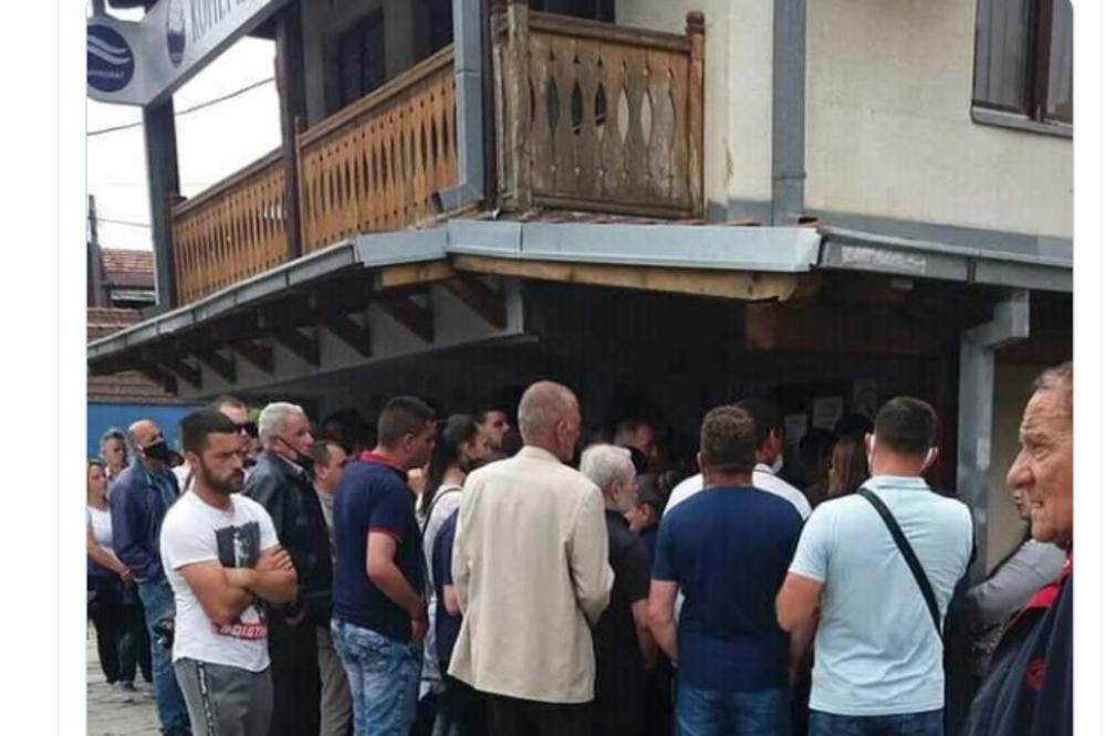 NE PRIZNAJU SRBIJU, ALI SU SE PRIJAVILI ZA 100 EVRA! Pogledajte redove kosovskih Albanaca za pare koje deli Mali!