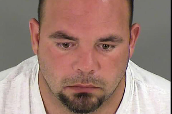 OVO JE VOĐA KJU KLANKS KLANA KOJI JE NA PROTESTIMA NAPRAVIO HAOS: Krenuo sa namerom da UBIJE!