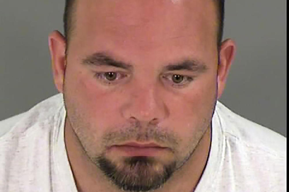 OVO JE VOĐA KJU KLANKS KLANA KOJI JE NA PROTESTIMA NAPRAVIO HAOS: Krenuo sa namerom da UBIJE!