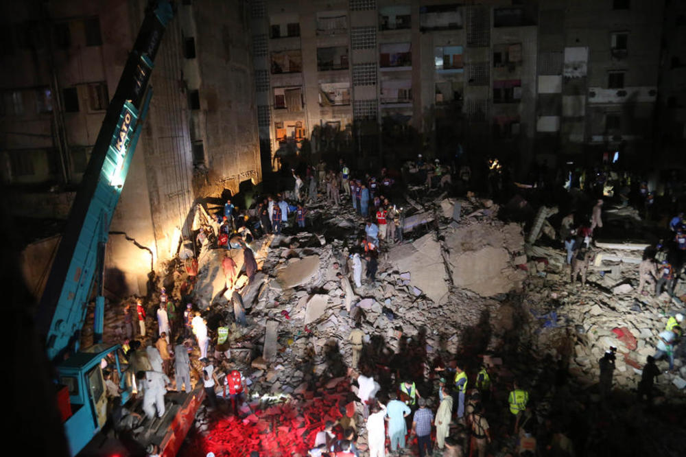 EKSPLODIRALA BOMBA U PAKISTANU: Poginuo pobunjenik, ranjeno 11 ljudi!