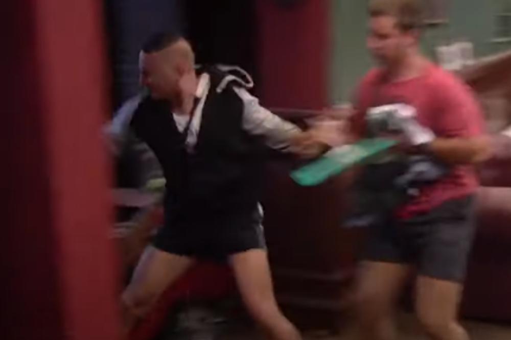 OROZOVIĆ GURNUO BRENDONA NA STAKLO! Ubio se ko slika, pao preko motora! (VIDEO)