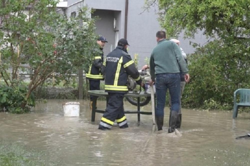 OLUJA RAZORILA IVANJICU! Lopatama skupljali grad, stanovnici su pretrpeli horor a ovo su slike sa lica mesta (FOTO)