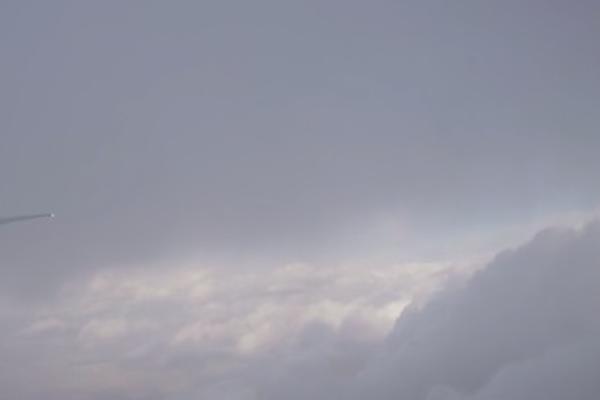 ZASTRAŠUJUĆI SNIMAK IZNAD AERODROMA! Avio se spremao da sleti po kiši, a onda je nastao pakao! (VIDEO)